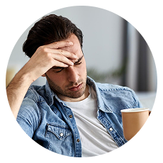 Мужчина держится за голову