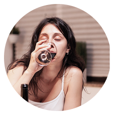 Женщина пьёт алкоголь